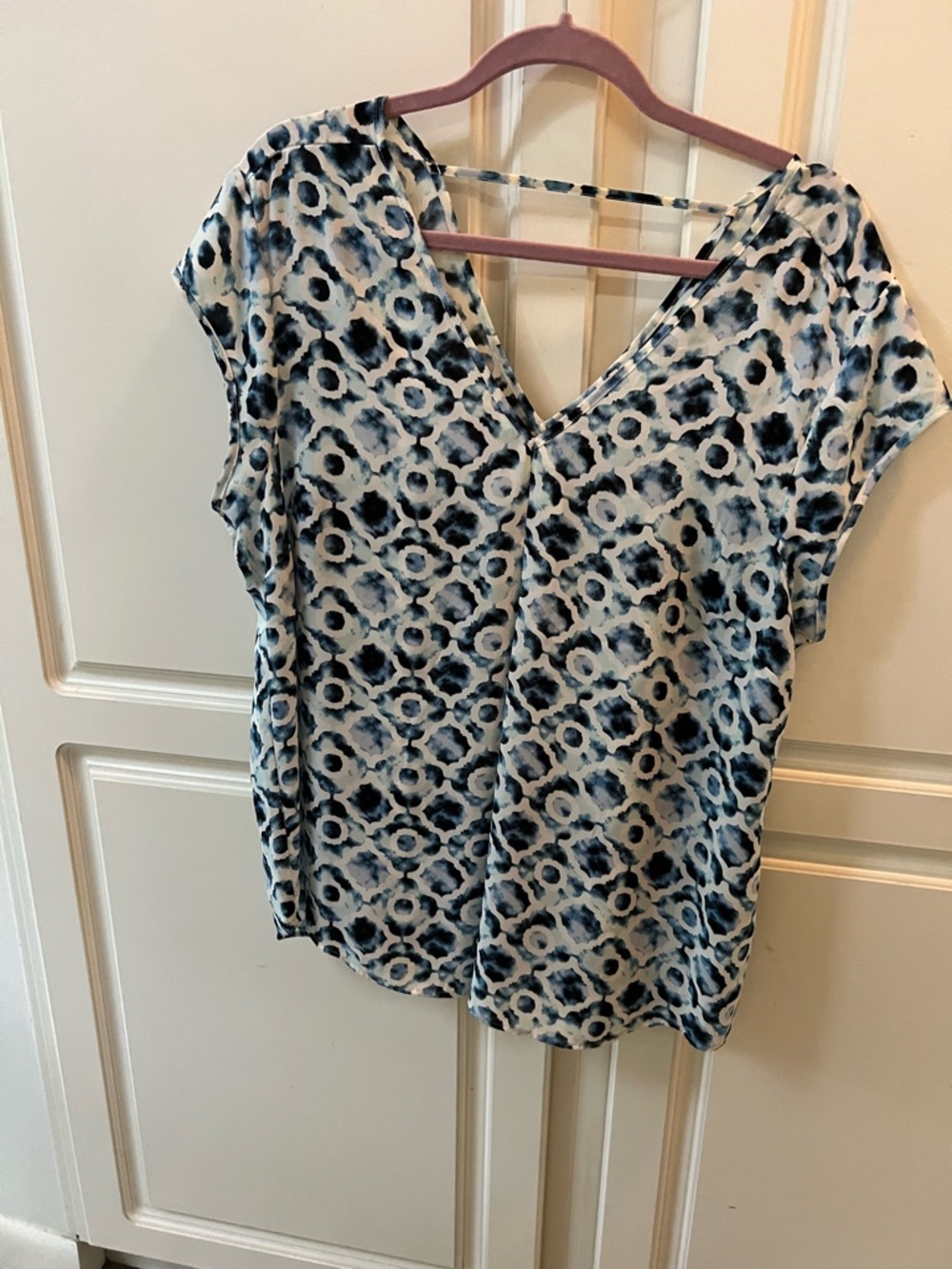 DR2 Blue and White V-Neck Patterned Blouse